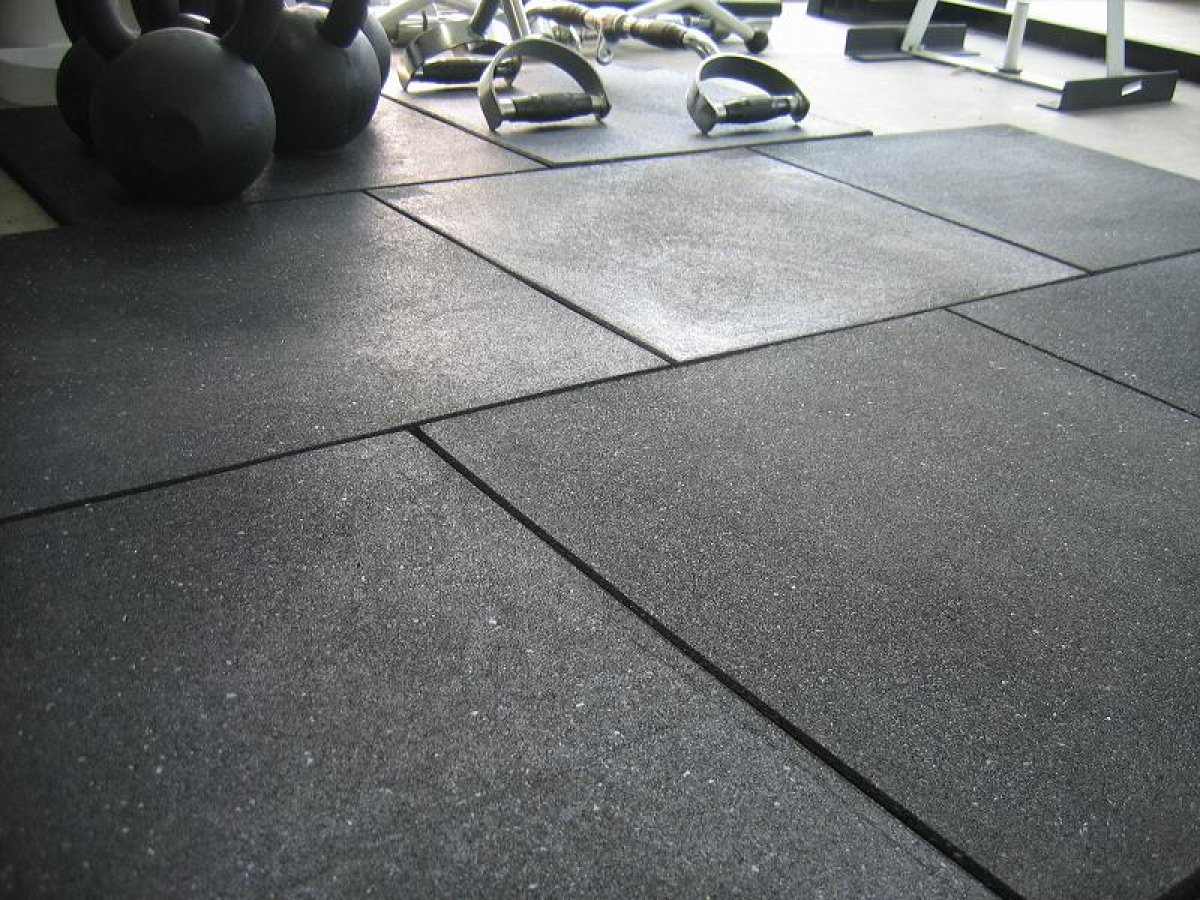 Rubber gym flooring with fitness equipment